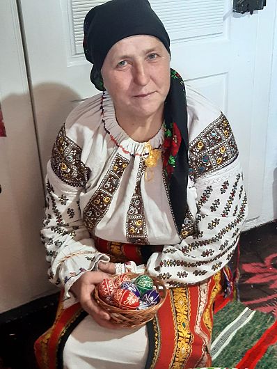 Iftinca, fata lui nenea Dumitru Colniceanu din Vintileasca meșteră la încondeiatul ouălor-foto 4