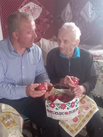 Dumitru Colniceanu împreună cu fiul său Ionel.Nenea Dumitru Colniceanu (al lui Jâdănelu), rumânul lui tanti Miți a încondeiat de tânăr. Mărturia meșteșugului său și a fiicei sale, Iftinca-58 de ani-,a rămas pentru vecie în  documentarul de televiziune Zestrea Românilor. Azi, nenea Dumitru are 94 de ani și nu mai incondeiază dar fiul său, Ionel, a moștenit meșteșugul și cei doi frați îl practică și azi.