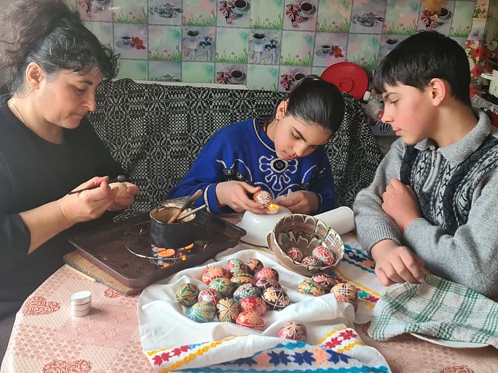 Steluța Rusu (Țuțui) de 42 de ani, se trage din părinți din satul Poiana Stoichii.Acolo a învățat ea meșteșugul încondeiatului de la nea Stan Stăruială-Dumnezeu să-l odihnească!-împreună cu verișoara sa, Anicuța Stăruială, nepoata lui nea Stan, și cu sora sa, Colniceanu Sofica. Steluța Rusu încondeiază izvoade din satul Poiana Stoichii