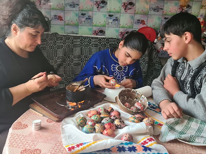 Steluța Rusu (Țuțui) de 42 de ani, se trage din părinți din satul Poiana Stoichii.Acolo a învățat ea meșteșugul încondeiatului de la nea Stan Stăruială-Dumnezeu să-l odihnească!-împreună cu verișoara sa, Anicuța Stăruială, nepoata lui nea Stan, și cu sora sa, Colniceanu Sofica. Steluța Rusu încondeiază izvoade din satul Poiana Stoichii