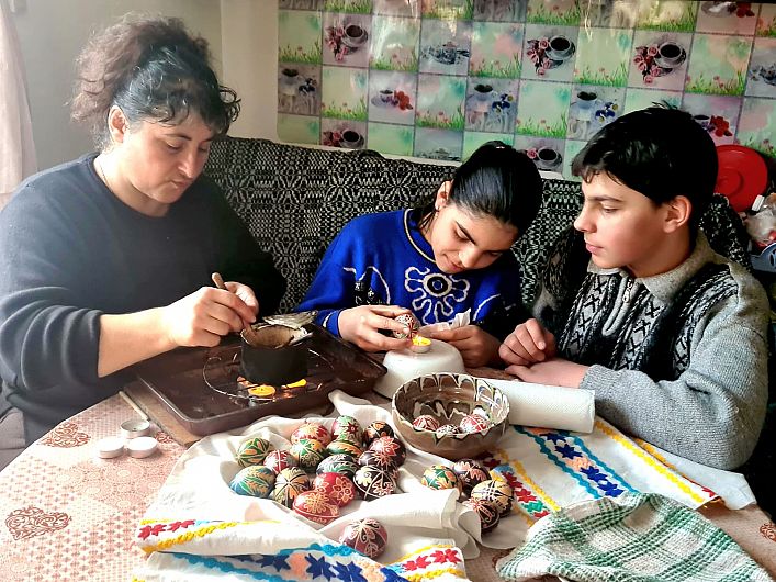 Steluța Rusu (Țuțui) de 42 de ani, se trage din părinți din satul Poiana Stoichii.Acolo a învățat ea meșteșugul încondeiatului de la nea Stan Stăruială-Dumnezeu să-l odihnească!-împreună cu verișoara sa, Anicuța Stăruială, nepoata lui nea Stan, și cu sora sa, Colniceanu Sofica. Steluța Rusu încondeiază izvoade din satul Poiana Stoichii