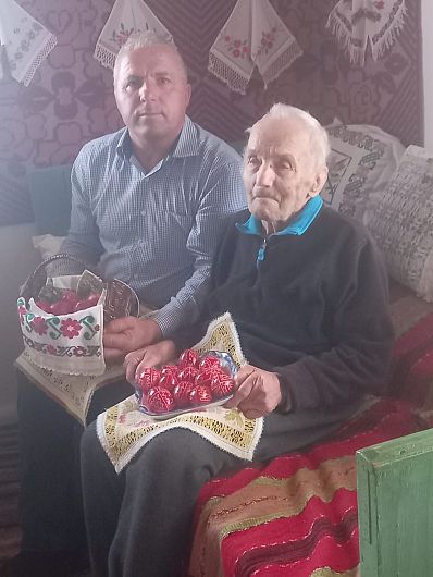 Dumitru Colniceanu împreună cu fiul său Ionel.Nenea Dumitru Colniceanu (al lui Jâdănelu), rumânul lui tanti Miți a încondeiat de tânăr. Mărturia meșteșugului său și a fiicei sale, Iftinca-58 de ani-,a rămas pentru vecie în documentarul de televiziune Zestrea Românilor. Azi, nenea Dumitru are 94 de ani și nu mai incondeiază dar fiica sa Iftinca și fiul său, Ionel, i-au moștenit meșteșugul și cei doi frați îl practică și azi.