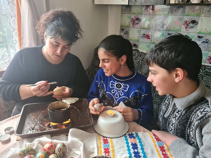 Steluța Rusu (Țuțui) de 42 de ani, se trage din părinți din satul Poiana Stoichii.Acolo a învățat ea meșteșugul încondeiatului de la nea Stan Stăruială-Dumnezeu să-l odihnească!-împreună cu verișoara sa, Anicuța Stăruială, nepoata lui nea Stan, și cu sora sa, Colniceanu Sofica. Steluța Rusu încondeiază izvoade din satul Poiana Stoichii