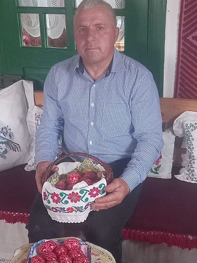Ionel fiul lui Nenea Dumitru Colniceanu (al lui Jâdănelu) meșter în încondeiatul ouălor în Vitileasca ca și sora sa Iftinca