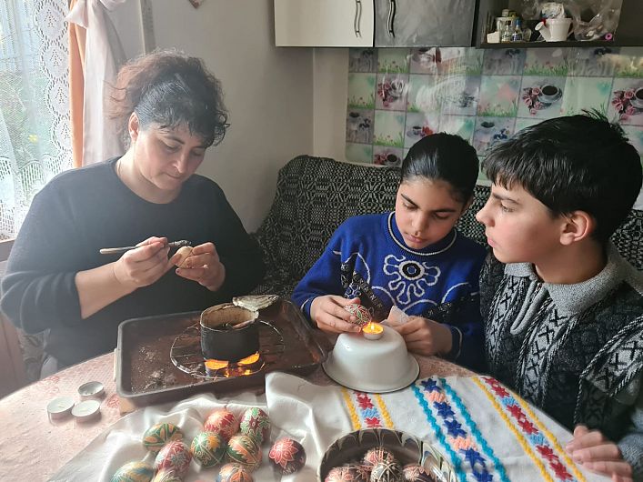 Steluța Rusu (Țuțui) de 42 de ani, se trage din părinți din satul Poiana Stoichii.Acolo a învățat ea meșteșugul încondeiatului de la nea Stan Stăruială-Dumnezeu să-l odihnească!-împreună cu verișoara sa, Anicuța Stăruială, nepoata lui nea Stan, și cu sora sa, Colniceanu Sofica. Steluța Rusu încondeiază izvoade din satul Poiana Stoichii