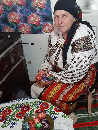 Iftinca, fata lui nenea Dumitru Colniceanu din Vintileasca meșteră la încondeiatul ouălor-foto 3