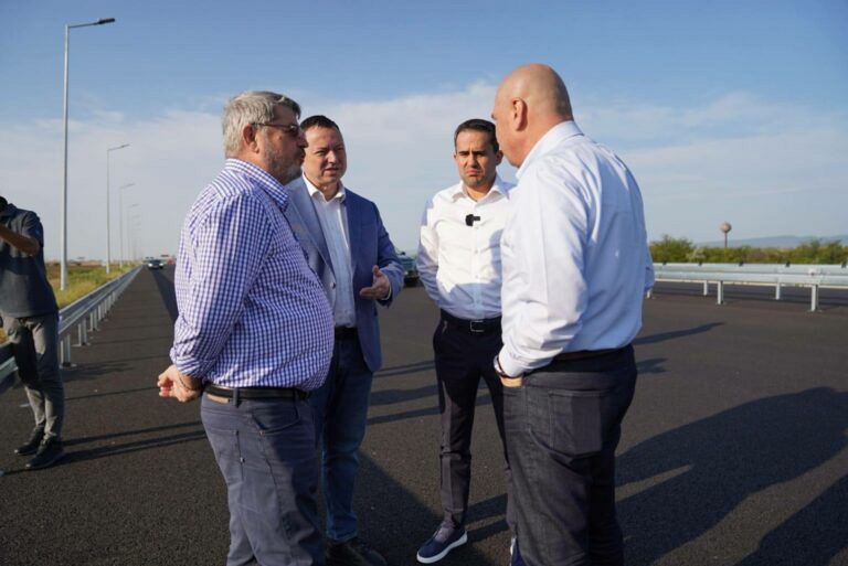 Premierul Ilie Bolojan a efectuat, vineri, 22 august 2025, o vizită de lucru pe șantierul Autostrăzii Moldovei (A7), tronsonul Focșani – Bacău. Oficialul guvernului s-a întâlnit cu omul de afaceri Dorinel Umbrărescu, constructorul băcăuan care derulează lucrările, pentru a verifica stadiul proiectului și perspectivele respectării termenului-limită din august 2026, impus prin PNRR.Foto:arenaconstruct.ro
