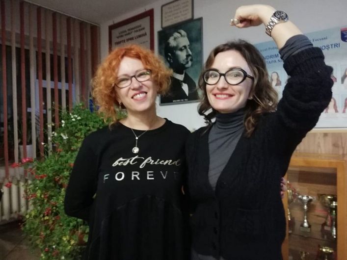 Profesoara Carmen Ion, împreună cu jurnalista Paula Herlo de la Pro TV. Reportajul despre proiectul Boovie, inițiat de profesoara Carmen Ion de la Colegiul Pedagogic Focșani, a fost difuzat de Ziua Națională a României și a postului de televiziune Pro TV.