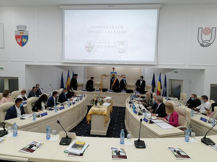Ședința ordinară pe luna iunie 2020 a Consiliului Local Focșani s-a ținut joi (n.r 25 iunie 2020) în  sala a cărei recentă modernizare a costat 1,4 milioane de lei.Foto:adevarul.ro