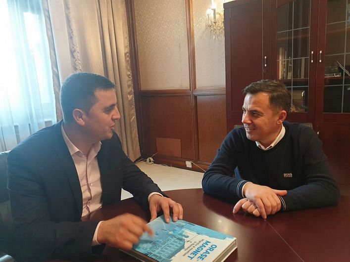 Foto din arhiva ZdV: Primarul pe atunci, Dragoș Ciobotaru în biroul ministrului dezvoltării Ion Ștefan în noiembrie 2019 discutând despre Complexul Balnear de la Vizantea-Livezi .jpg