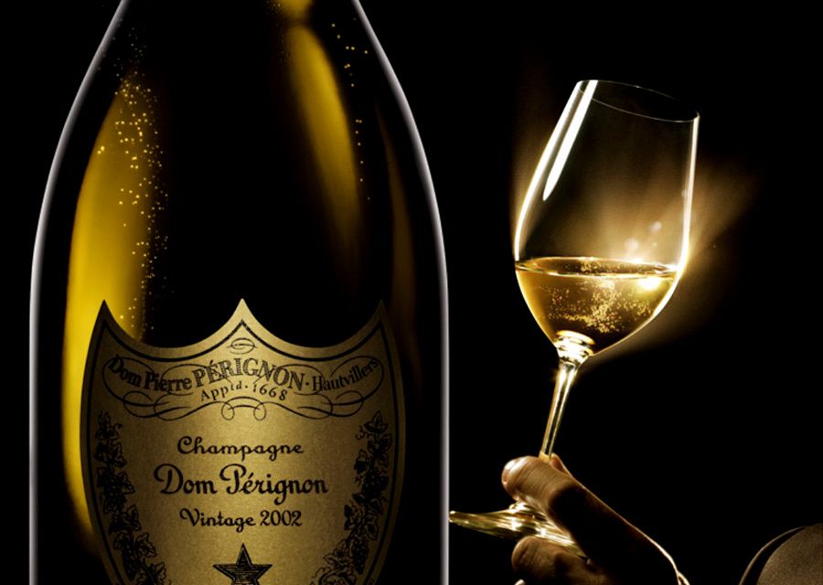 Вино старая дорога. Пьер Периньон шампанское. Dom Perignon в бокале. Бокал шампанского на черном фоне. Элитное шампанское.