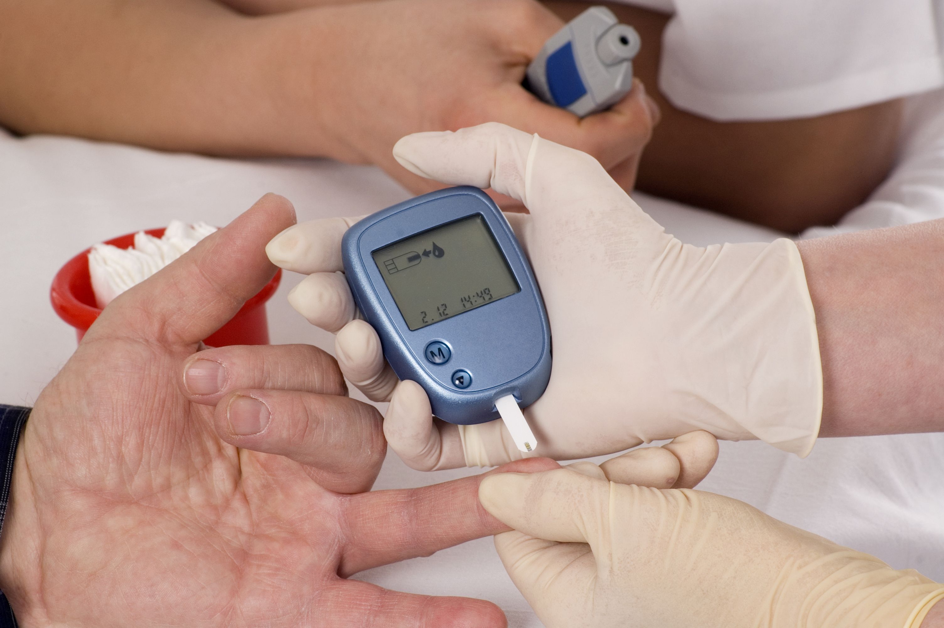 Тест есть ли диабет. Сахарный диабет измерение. Измерение уровня сахара в крови. Пациент с сахарным диабетом. Скрининг диабета.