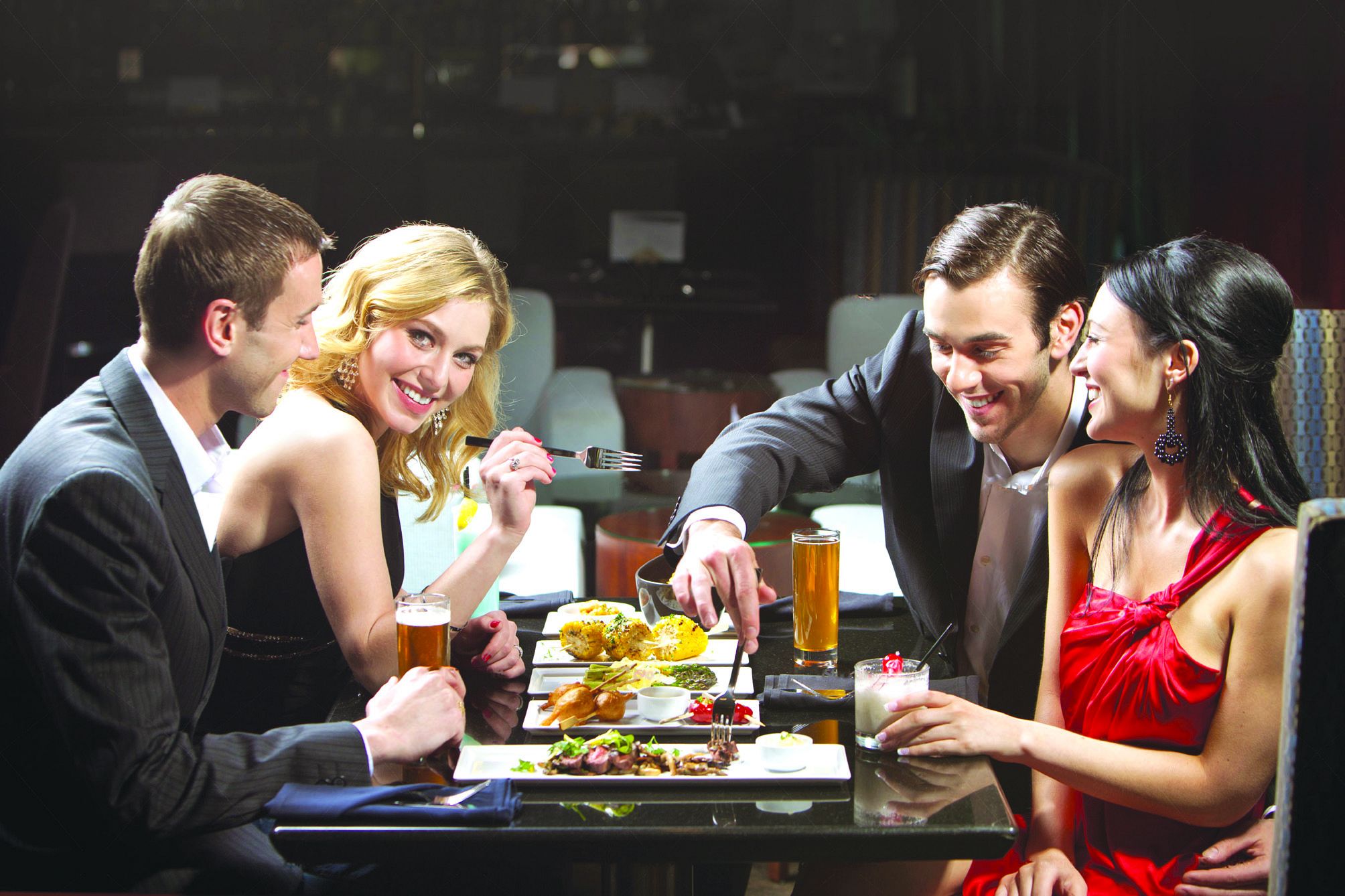 Вечер в кафе с друзьями. Встреча друзей в баре. Мужчина и женщина за столом. Ужин с друзьями. Парень и девушка за столом.
