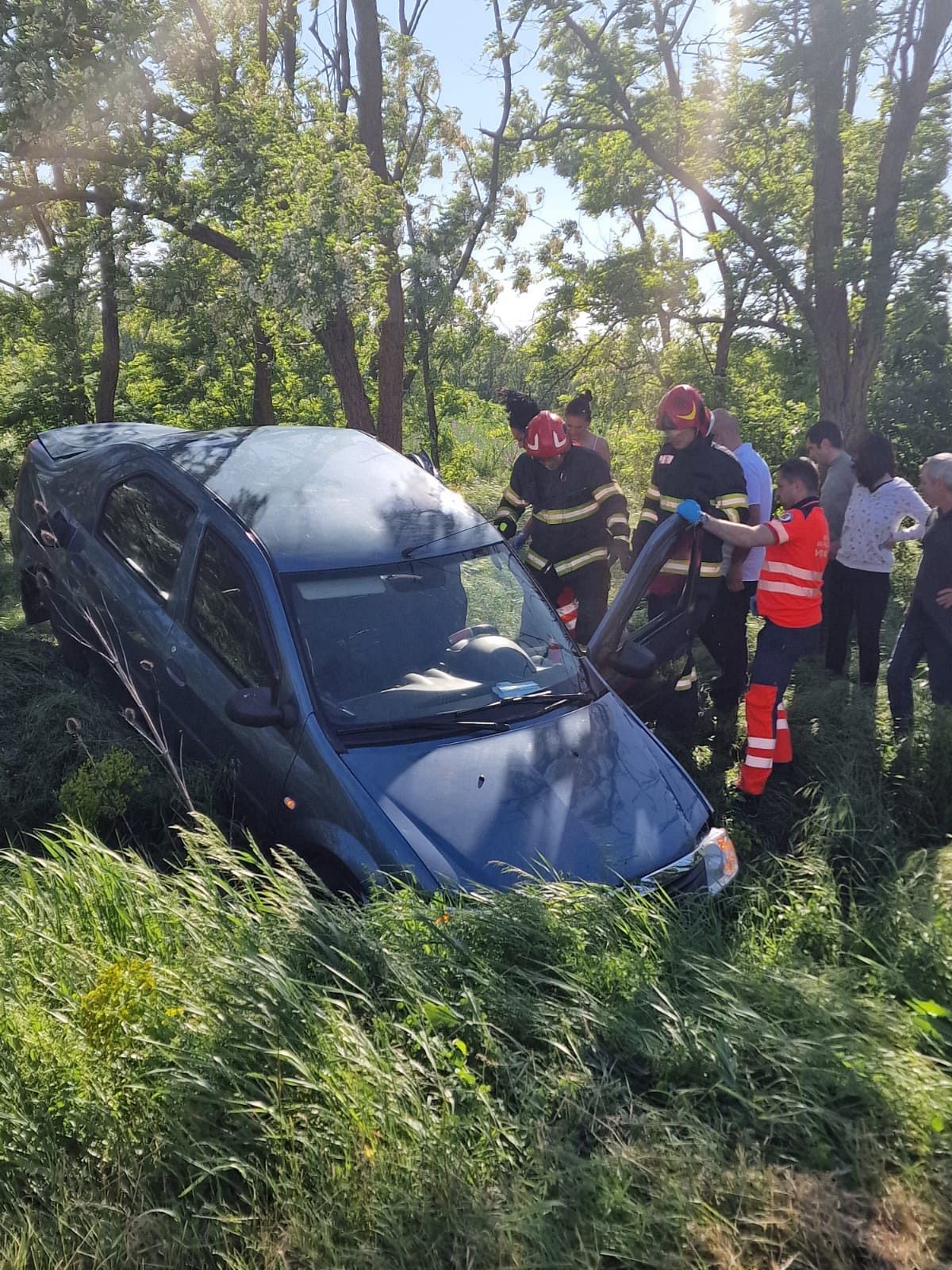 Accident rutier la Gologanu: o tânără de 28 de ani a ajuns la UPU Focșani după ce a intrat cu mașina în șanț
