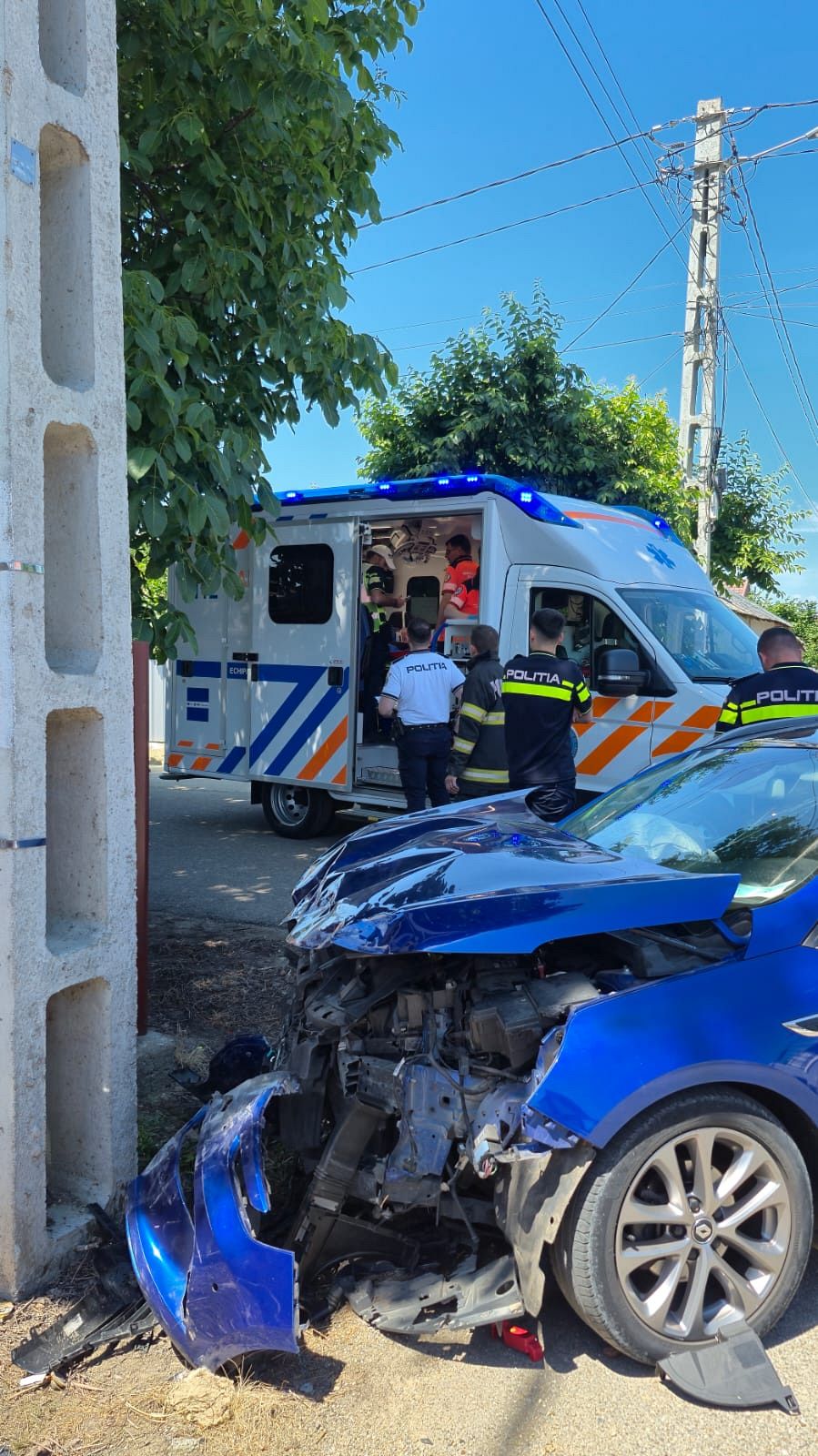 Accident rutier la Mirceștii Noi: un autoturism s-a răsturnat după impactul cu o altă mașină. Două persoane au ajuns la spital