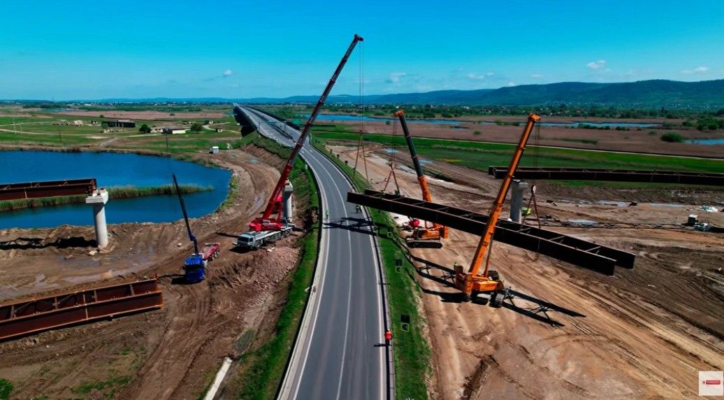 Autostrada Moldovei A7 prinde contur între Focșani și Bacău: UMB a montat ultimele grinzi la nodul rutier Bacău Sud