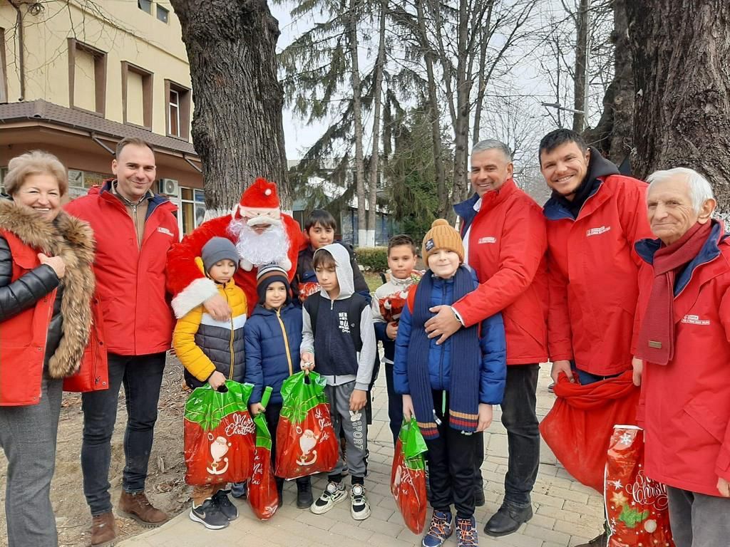 Caravana Lui Moș Crăciun A împărțit Peste 1000 De Pachete Copiilor Din Familii Cu Posibilități