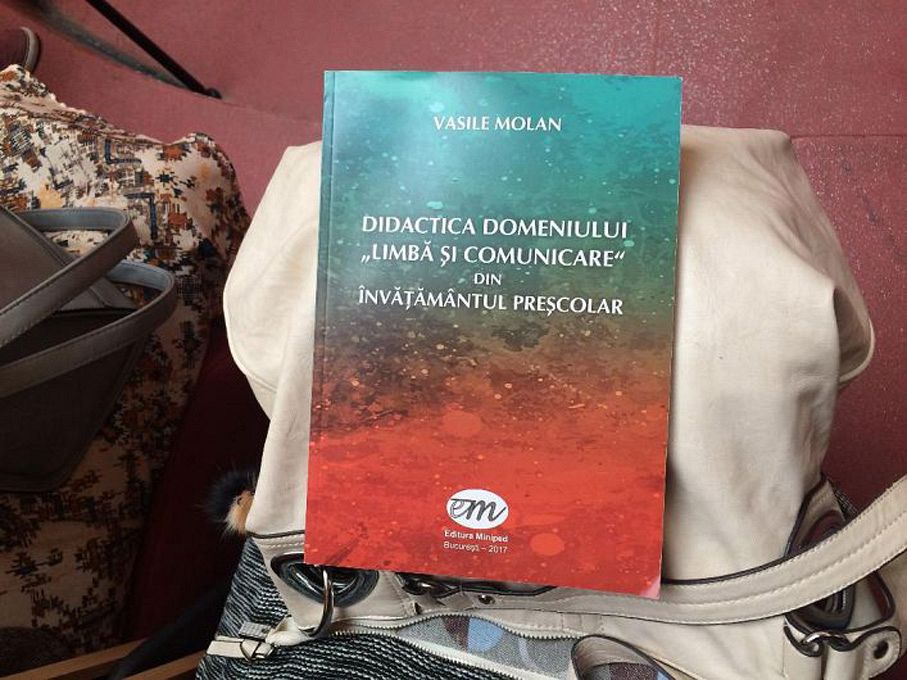 Opposite bottom To emphasize Cartea ”Didactica domeniului, limbă și comunicare din învățământul  preșcolar“ a conferențiarului doctor Vasile Molan s-a lansat miercuri la  Focşani