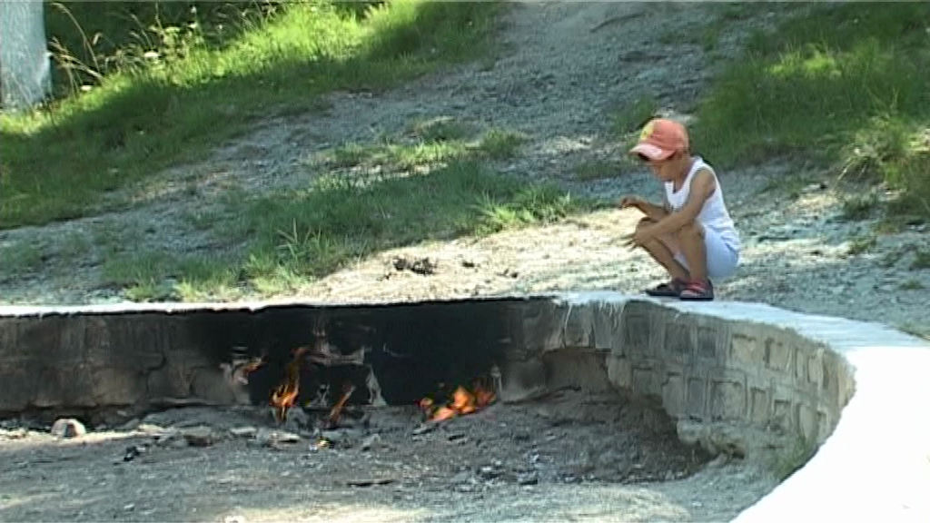 Foto | Focul viu din Vrancea  „anunţă"  cutremurele dar, mai nou, şi o viaţă mai bună pentru  locuitorii din comuna Andreiaşu de Jos - Vimarsana News