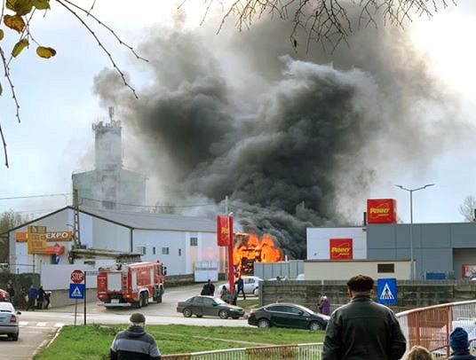 Update Video Incendiu Langă Un Supermarket Penny Din Focșani