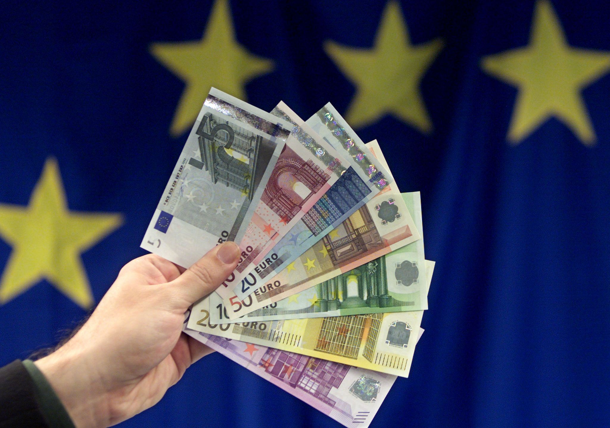 Доллар евро европа. Деньги Евросоюза. Деньги евро. Валюта Евросоюза. Единая валюта Евросоюза.