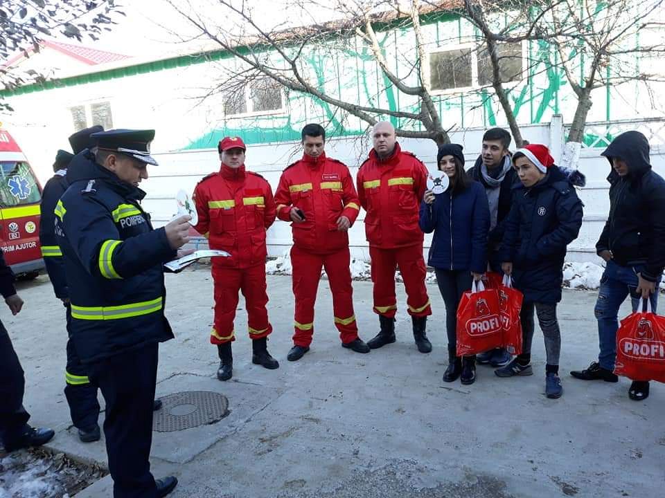 Module Vrancea Reprezentanți ai ISU Vrancea au venit încărcați cu daruri la copiii ...