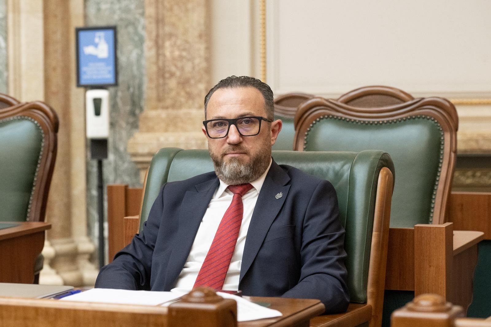 Senatorul vrâncean Cătălin Graur a votat pentru declarația Senatului privind reunirea surorilor Samson cu familia lor