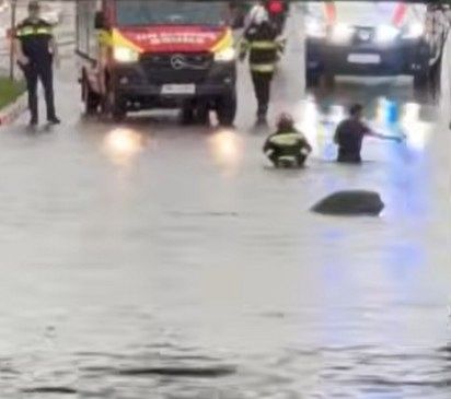 VIDEO | Persoană cu dizabilități, evacuată din pasajul Vâlcele din Focșani în timpul ploilor torențiale