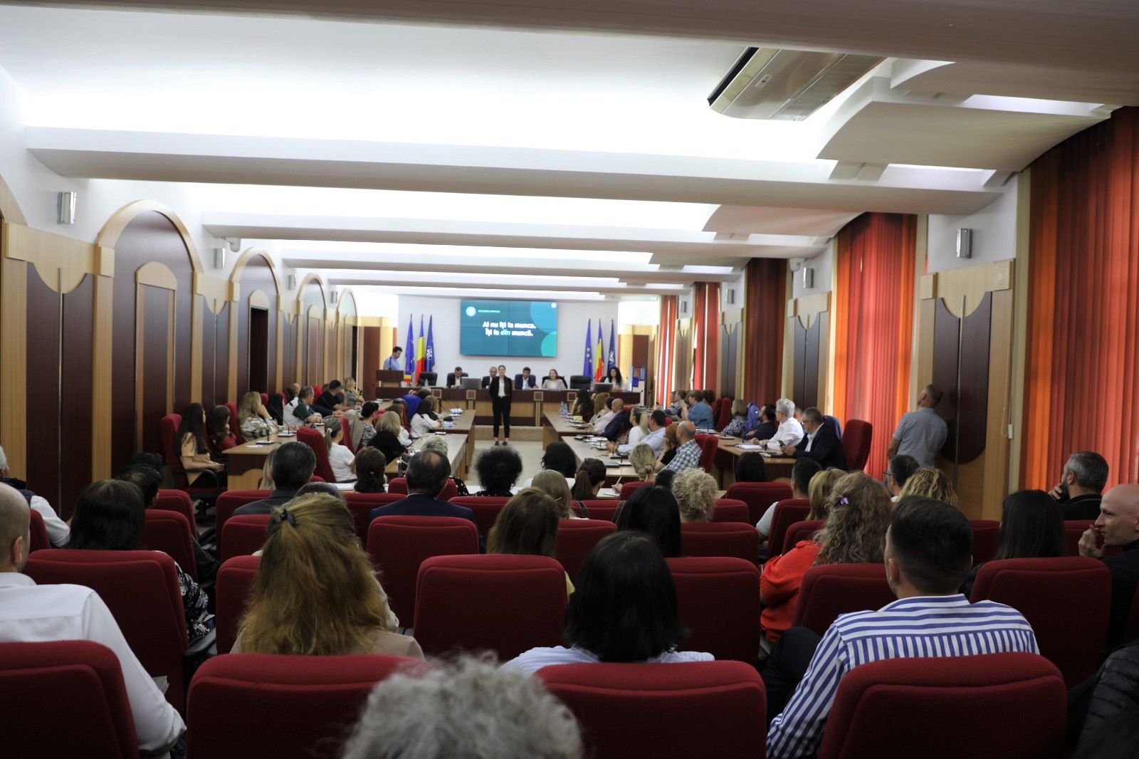 Vrancea mizează pe inteligența artificială: Consiliul Județean lansează un program de formare în IT și digitalizare pentru angajați